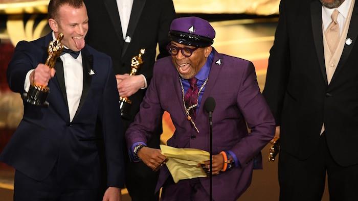 BlackKkKlansman'a Uyarlanmış En İyi Senaryo dalında ilk Oscar'ını kazanan Prince'e bir övgü olarak Spike Lee'nin mor kostümü içindeki fotoğrafı
