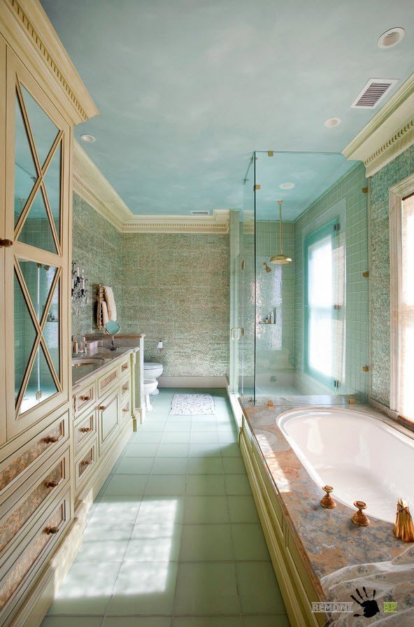 Mėlynos lubos vonios kambaryje