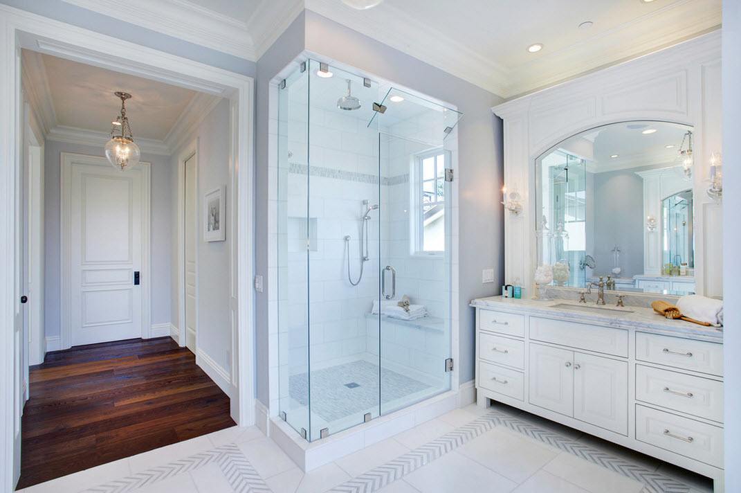 Bagno con doccia nell'angolo