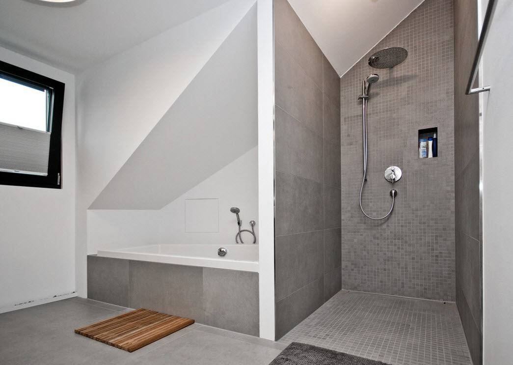 Bagno con doccia in mansarda