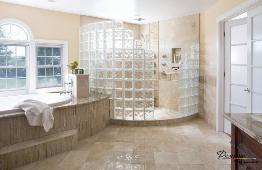 Cabina de ducha con paredes translúcidas