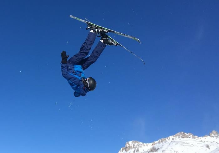 bölgedeki kayakçı figürü, Fransa'da kayak, karlı dağ ve mavi gökyüzü, Fransa'da bir tatil yeri bulma