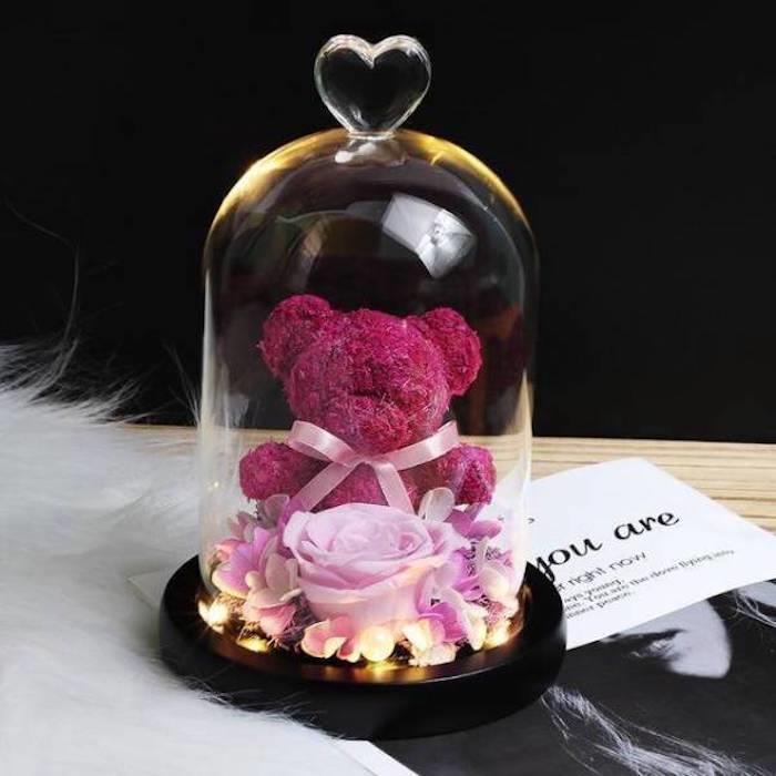 primer medveda v večno roza barvi z rožnatim venčkom z LED lučjo, ideja za darilo za Valentinovo za ženske