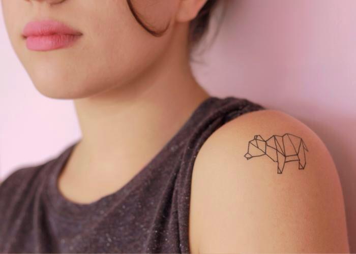 minimalistična živalska tetovaža z geometrijskimi črtami, ki spominjajo na