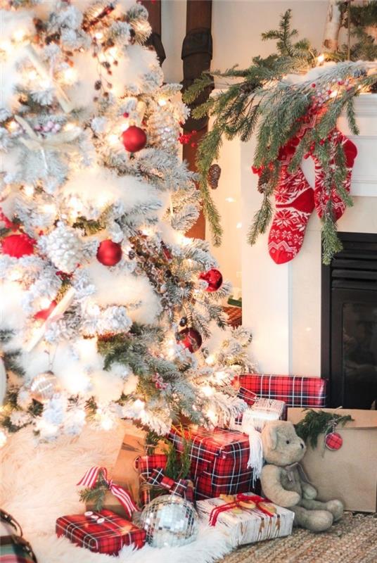 gümüş çam kozalakları ile süslenmiş kırmızı beyaz Noel ağacı modeli ve kırmızı çini desenleri ile kağıt sarılı hediyeler