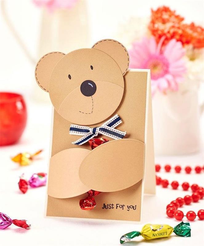 mielas sveikinimo atvirukas, meškiuko rašto popieriaus „scrapbooking“ kortelės šablonas, laikantis saldainį tarp letenų