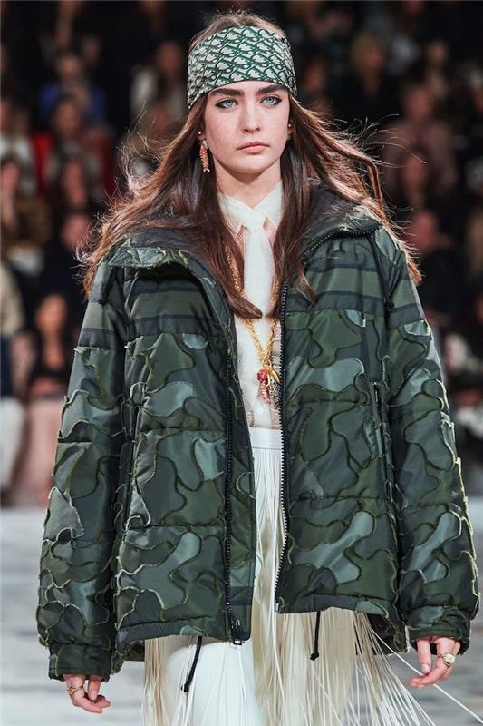 žiemos apranga giorgio armani sportinio stiliaus su paminkštinta kamufliažine striuke ir bandana ant galvos