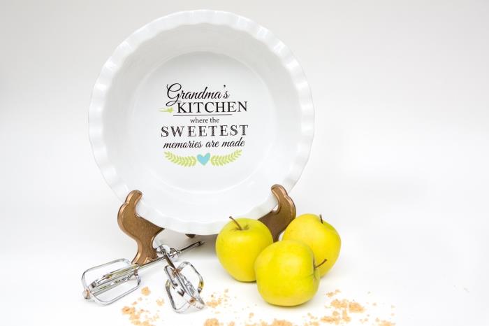 rumena jabolka pred belim krožnikom na zlatem stojalu, kuhinjski pripomoček po meri za zabavo