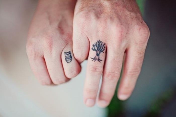 medžio ir pelėdos piršto tatuiruotė, mažos tatuiruotės „tumblr“, tatuiruotes atitinkančios poros, neryškus fonas