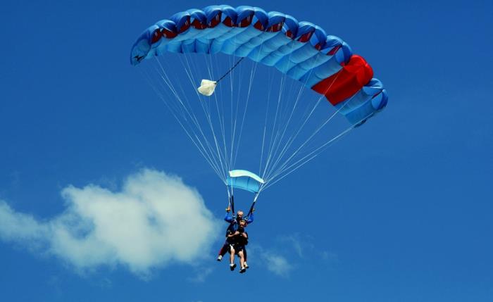 pac-parachute-kiek-do-a-double-parachute-jump