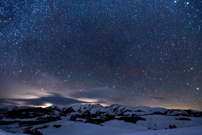 Montagna con neve, cielo notturno, idea immagine wallpaper