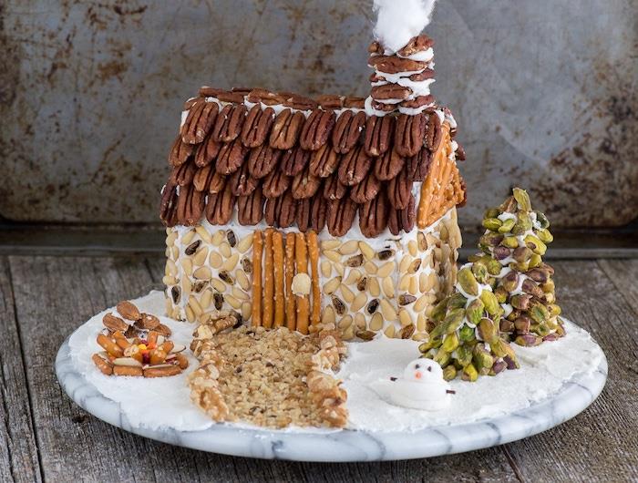 Tohumlar, fındık ve simitlerle süslenmiş sağlıklı ev yapımı zencefilli kurabiye, küçük fıstıklı Noel ağaçları, orijinal Noel pastası