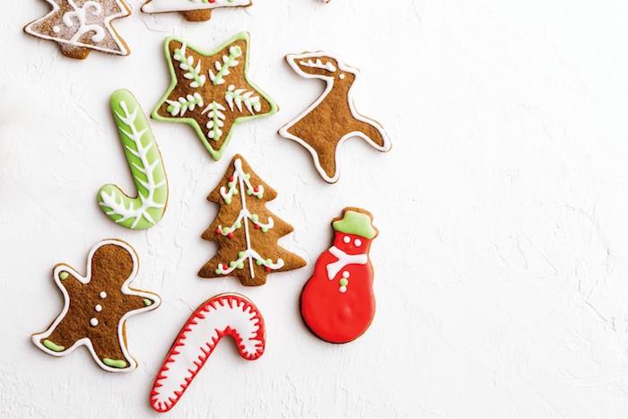 Renkli kırmızı, beyaz ve yeşil kremalı Noel motifli zencefilli kurabiye figürleri, orijinal Noel kurabiyesi