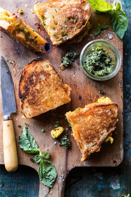 hafif ve hızlı akşam yemeği, ev yapımı yeşil pesto ile tatlandırılmış peynir ve çırpılmış yumurtalı tost hazırlayın