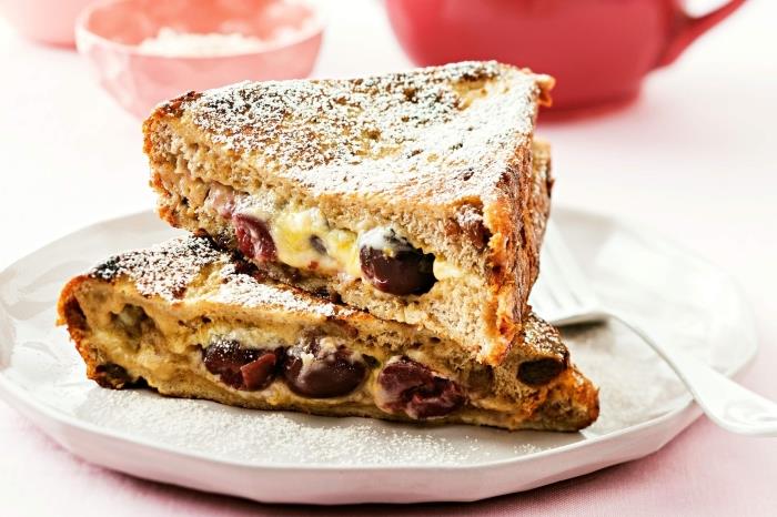 Francoski toast sendviči, napolnjeni z mascarponejem in češnjami, gurmanski recept s francoskim toastom iz mascarponeja