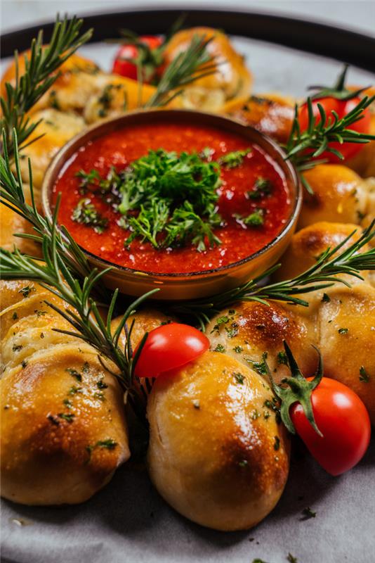 arkadaşlarla paylaşmak için akşam yemeği ve yemek fikri, salsa sos ile servis edilecek Noel mozzarella ekmeği