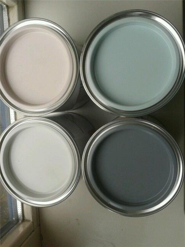 keturi puodai su smėlio, pilkos spalvos ir ančių kiaušinių mėlynais dažais, idėjos dažyti pilką virtuvę