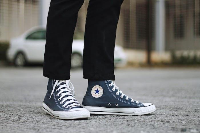 teen boy božično darilo, superge converse, v modri in beli barvi, ideja za darilo za športnike