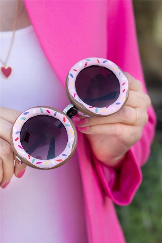 idėja, kaip pritaikyti akinius nuo saulės rožinės spalvos spurgos dizaino dekoravimu, lengva ir greita rankiniu būdu