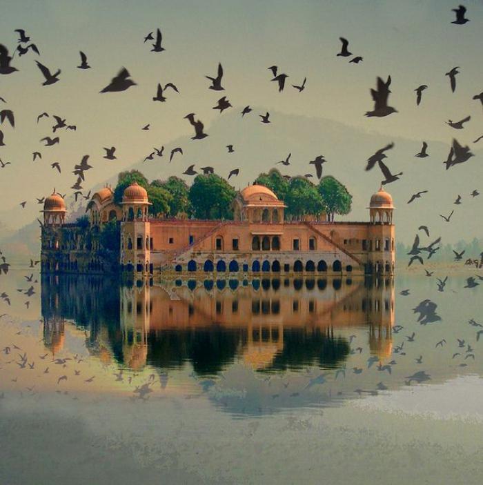 Indijos rūmai-mistinė-pilis-plaukianti ant vandens