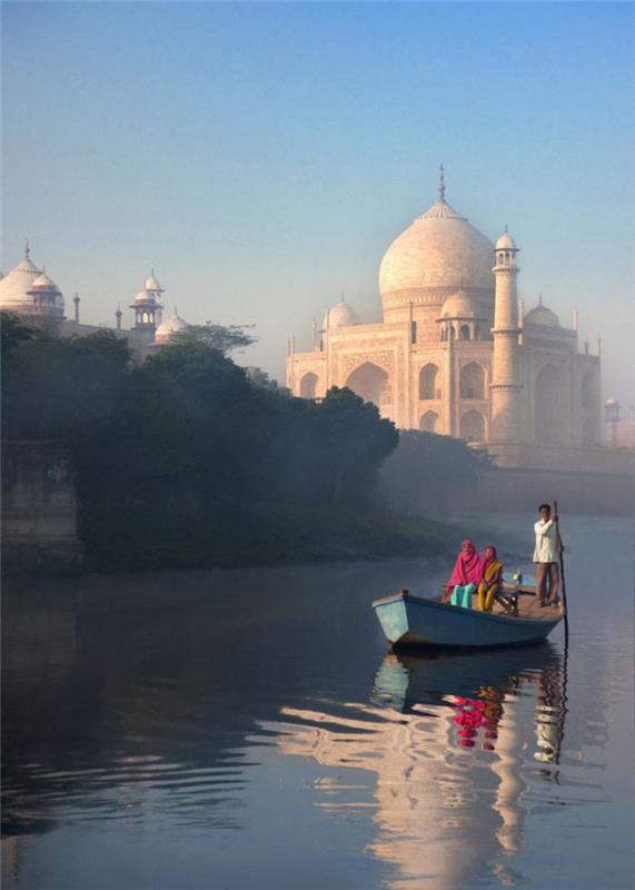Indijos rūmai-vaizdas-link-Tadž-Mahal-plaukiojanti valtis