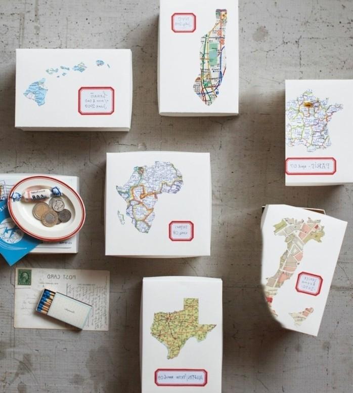 Karttan yapılmış altı kutu, her biri farklı bir harita ile süslenmiş ve küçük, kırmızı çerçeveli bir etiket, el yapımı hediye fikirleri