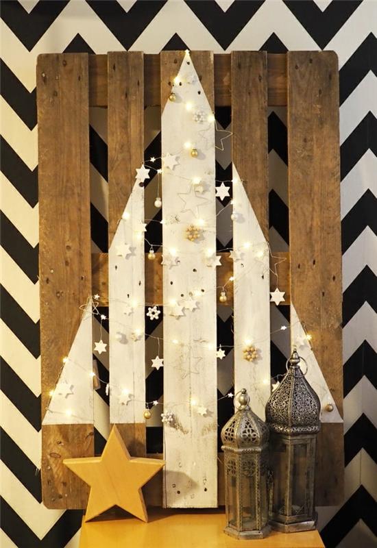 beyaz Noel ağacı dekorasyonu, iki Fas feneri, sarı yıldız, balıksırtı duvar kağıdı, küçük yıldız çelengi