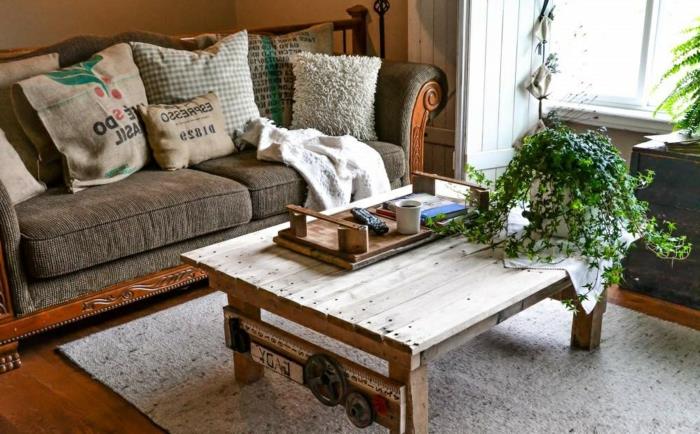 palet-sehpa-deco-oda-oturma odası-kanepe-yastıklar-yeşil-bitki