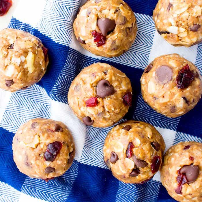 Biscotti rotondi con uvetta, piškotki con gocce di cioccolato, palline energetiche con avena