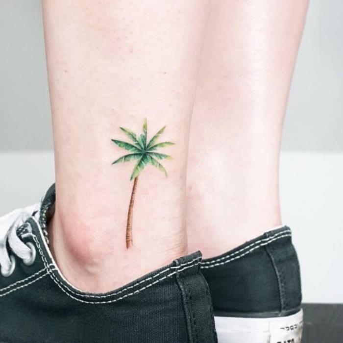 palmių kulkšnies tatuiruotė, žmogus dėvi juodus atvirus batus, mažas tatuiruotes tumblr