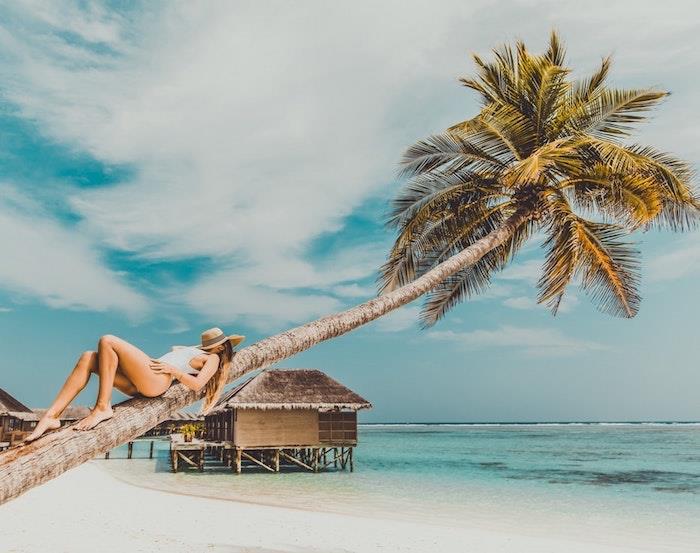 Palmiye ağacı ve palmiyedeki kadın, Fransız Polinezyası'ndaki beyaz kumlu plaj, manzara görüntüsü, cennet manzarası, modern duvar kağıdı