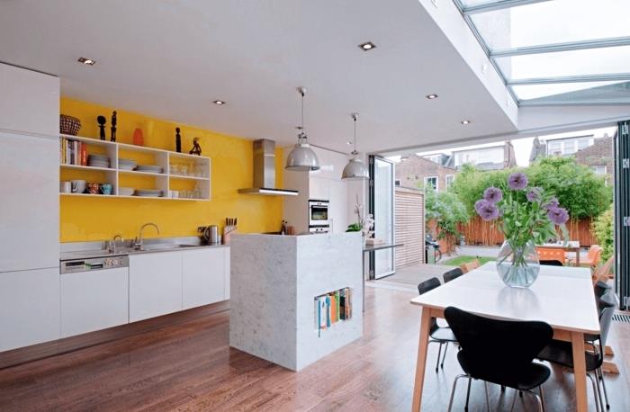 modern bir hazır mutfakta duvarlar nasıl boyanır, sarı renkte mutfak sıçraması örneği