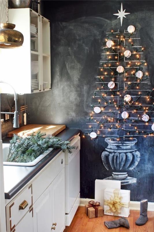 hafif bir çelenk ve kağıt toplarla süslenmiş mutfak arduvaz duvarında orijinal bir Noel ağacının tebeşir çizimi
