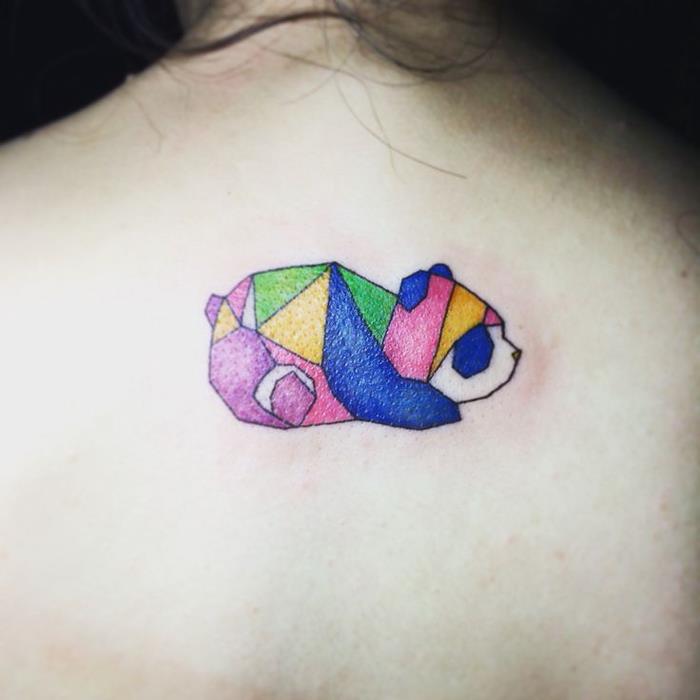 grafična panda akvarelna tetovaža v minimalističnem dizajnu