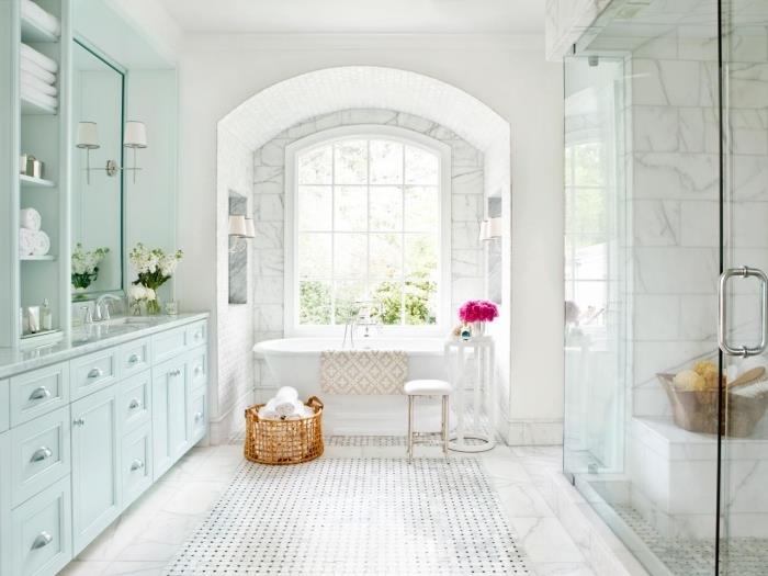 mermer taklit banyo karoları, pastel yeşil boyalı ahşap banyo dolabı, küvetli banyo dekoru