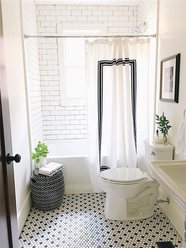 balta ir juoda krepšys vaza žalia augalai interjeras vonios kambarys retro baltos ir juodos užuolaidos baltos metro plytelės