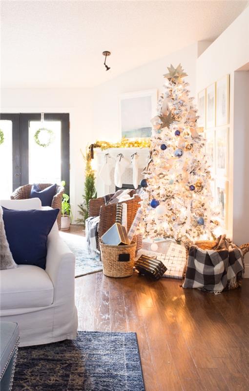 beyaz bir Noel ağacının dekorasyonu için hangi renklerin birleştirileceğine dair fikir, mavi vurgulu beyaz Noel ağacı dekorasyonu fikri