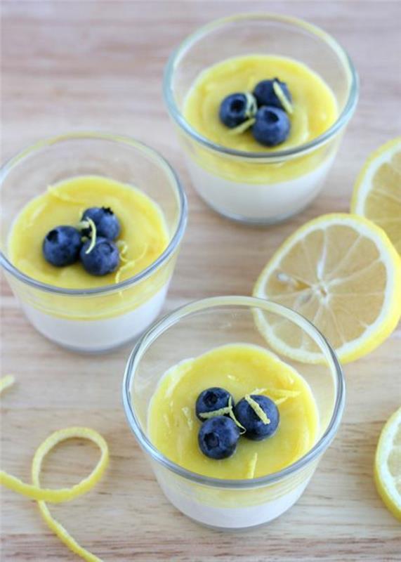 taze yaban mersini ile kolay-limon-panna-cotta-süslenmiş