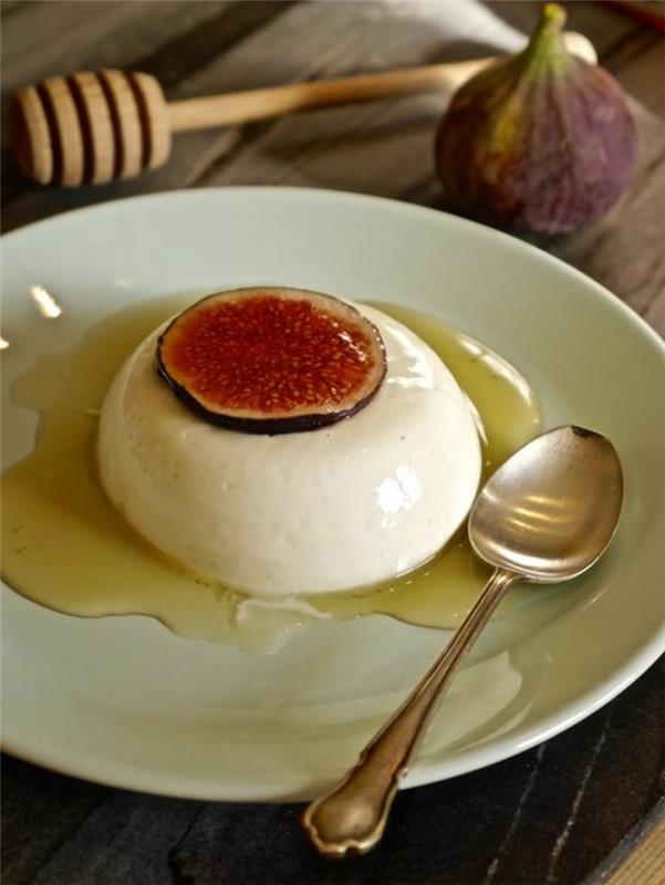 taze incirli ve lezzetli şuruplu kolay panna-cotta