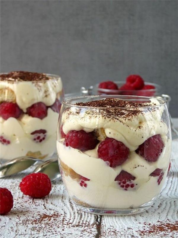 panna-cotta-lahka-sladica-s-svežimi-malinami