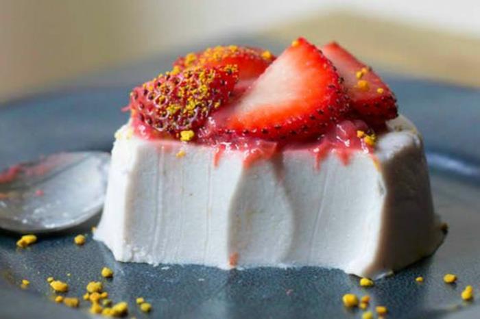 taze çilekli panna-cotta-tarifi-garnitür