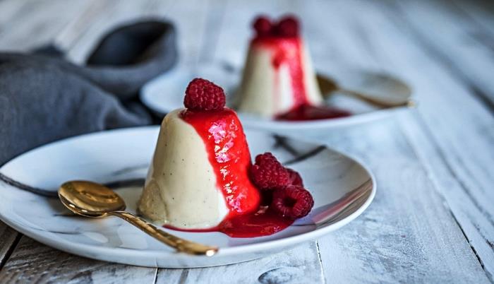 vanilės ir aviečių panna cotta, greitas ir lengvas vasaros desertas, kuriam nereikia orkaitės