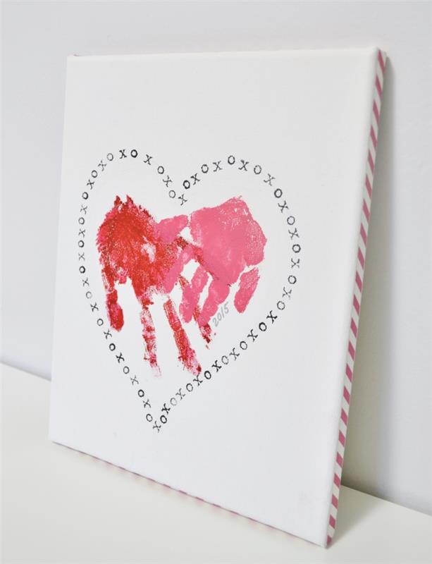 ročno izdelana ideja za darilo za mamo, diy bela okrasna deska z slikanjem dveh rdečih rok v velikem srcu