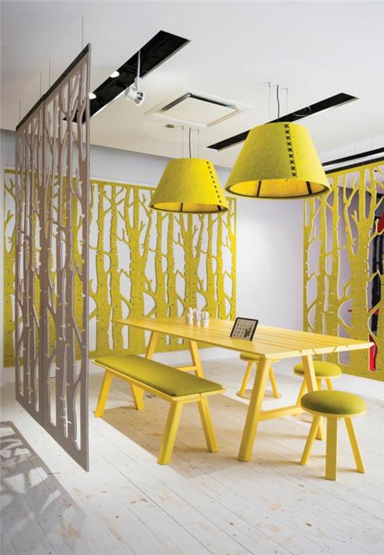 kambarių pertvaros pilkos ir geltonos spalvos, medžių, plokščių formos. mobiliuosius telefonus, norėdami pakabinti pop meno atmosferą