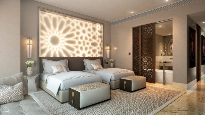 fantastiška miegamojo dekoro idėja, lengvas paveikslas su simetriškomis figūromis, dvi lovos su miegamosiomis sofomis