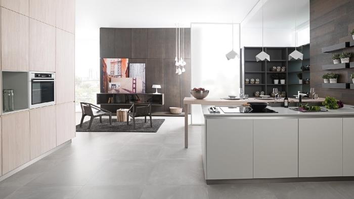 geniş bir mutfakta modern iç tasarım, porselen karolarla mutfak fikri, duvar kaplamalı dekor