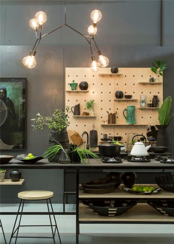 moderni juoda ir medinė virtuvė su centrine minimalistinio stiliaus sala, pagaminta iš juodo plieno, su funkcionalia sienine saugykla