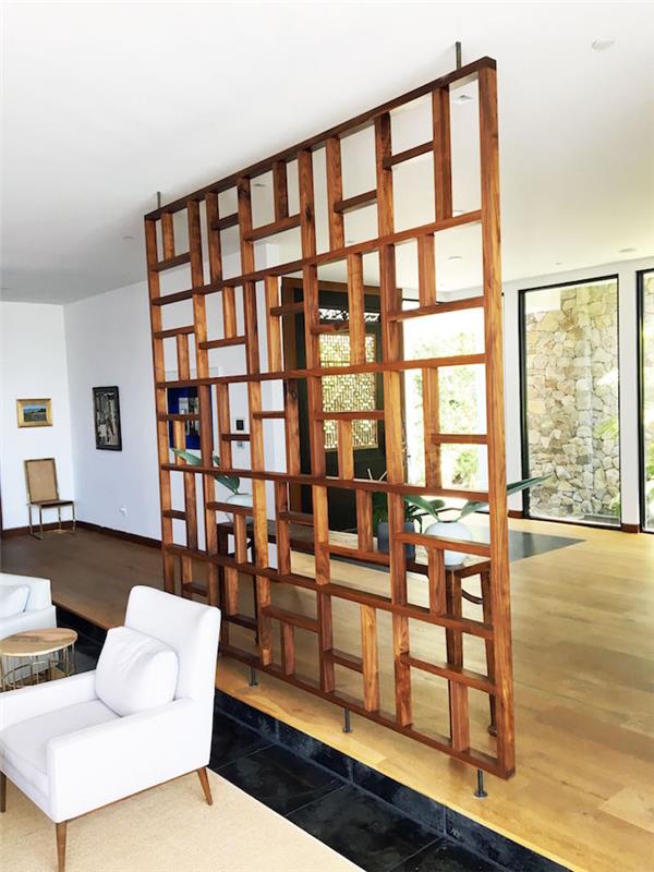 oblikovanje lesene plošče za ločitev dnevne sobe in kuhinje kot stena z rešetkami, notranja stena s shrambo