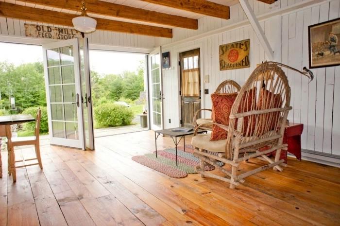 şık kır verandası, rattan ahşap teras mobilyaları ile ahırın konut haline dönüştürülmesi örneği
