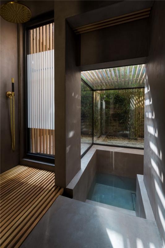 „Zen“ vonios kambario dekoras, šiuolaikiškas interjero dizainas vonios kambaryje su tamsiomis sienomis su mediniais akcentais